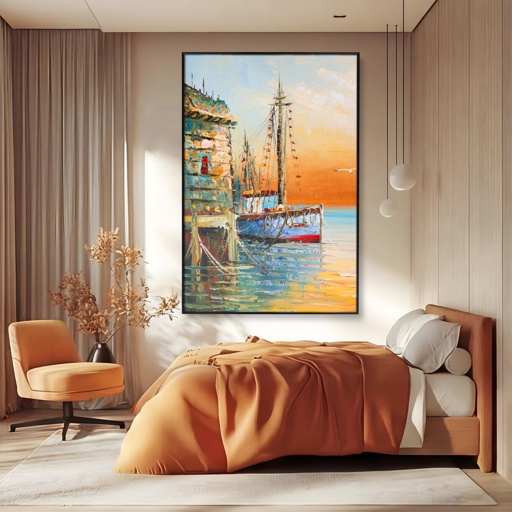 Tablou canvas cu pictura cu barci ancorate in port, in rama de aluminiu negru, pe perete intr-un dormitor